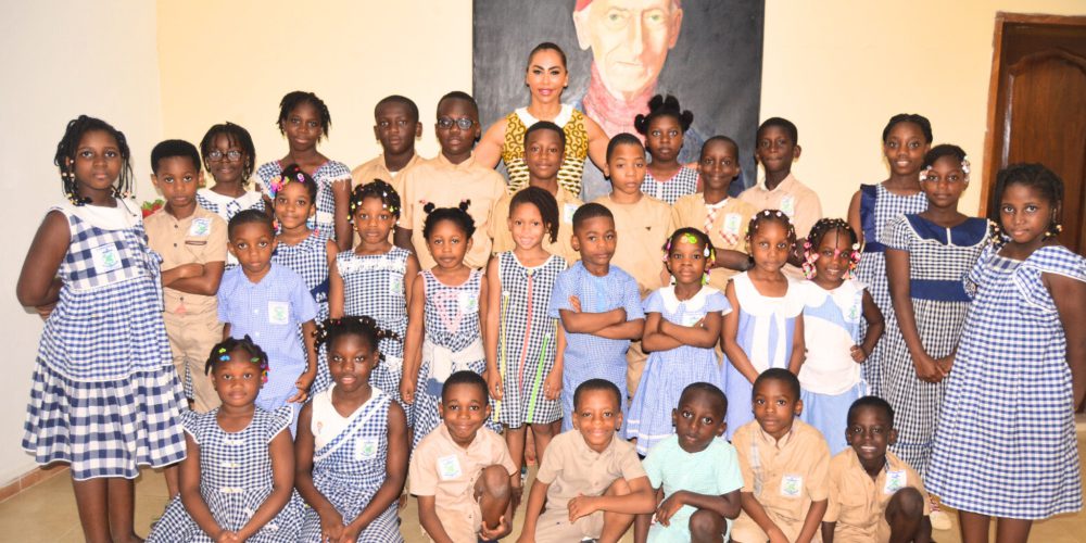 CDT Cousteau photo de groupe avec les élèves du primaire