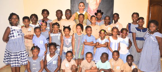 CDT Cousteau photo de groupe avec les élèves du primaire